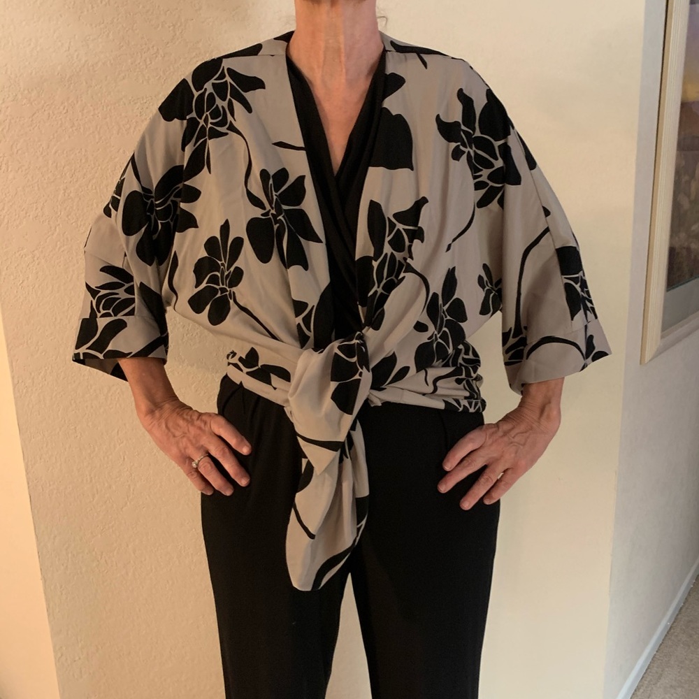 Black and tan printed wrap